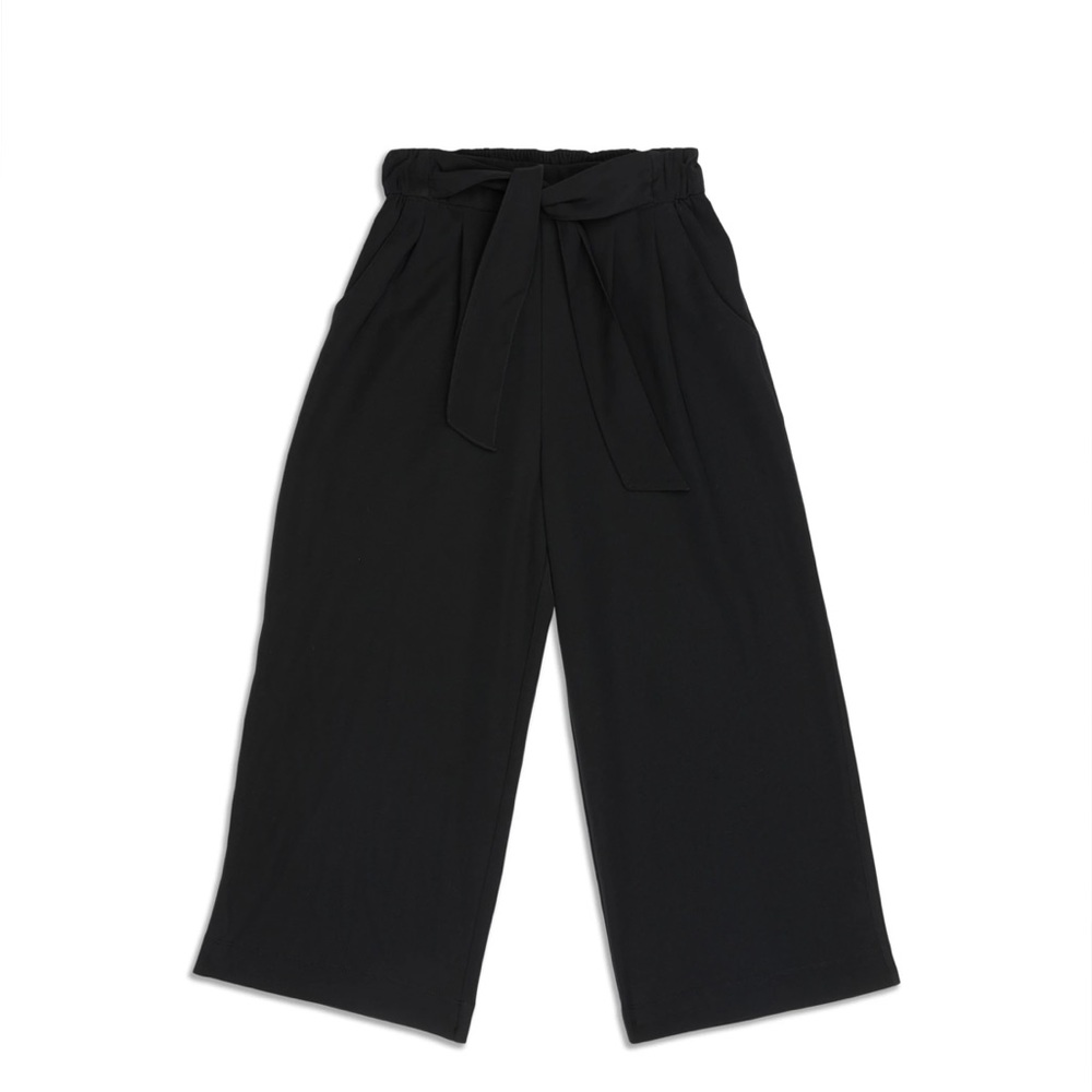 Lululemon noir crop pant with belt, Size 4. Hardly worn.